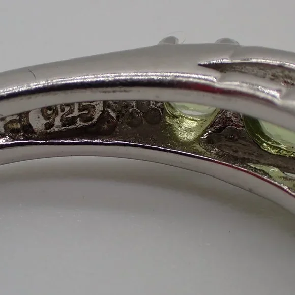 Vintage .925 Silver and Green Peridot 7 Stone Ring. - Picture 4 of 5